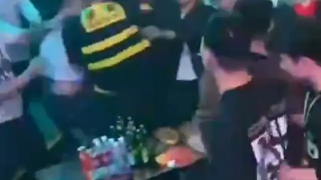 為爭奪美女交配權鬧事 瀋陽酒吧魁梧保安大戰細狗 185肌肉大塊頭比黑社會下手還狠 咣咣就是幹！