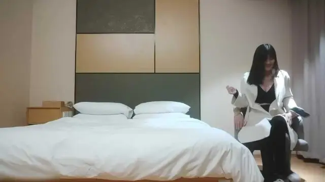 性感肚臍裝美女 舔逼懟著騷穴大力猛操