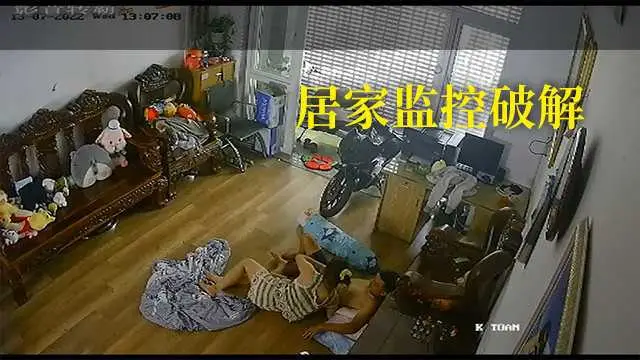 【破解居家攝像頭】偷窺狗男女在地上操逼『360影視』