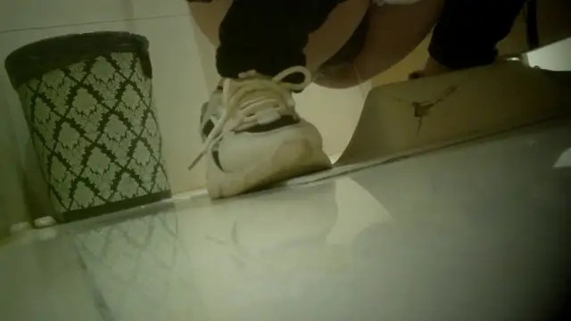 商場女廁全景偷拍 年輕少婦的小黑鮑