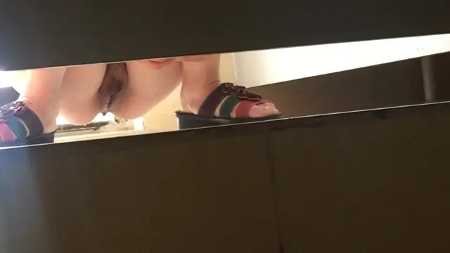 潛入辦公樓偷拍公司新來的小妹