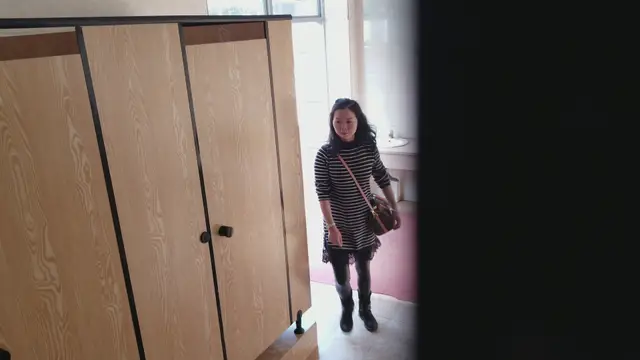 韻味阿姨帶著女兒一起上廁所，阿姨還來著姨媽 噓噓的尿液流淌著姨媽血