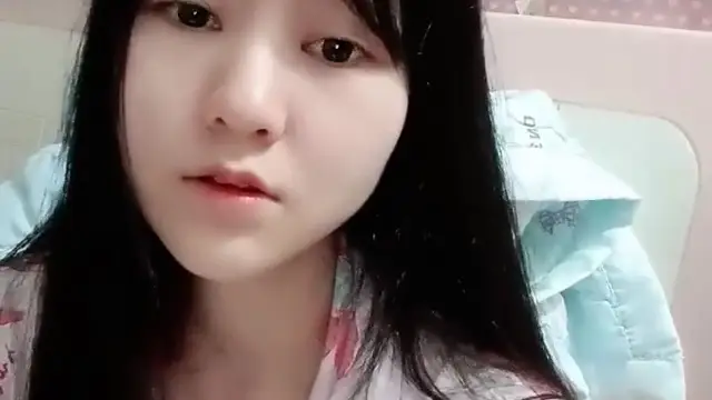 新人下海文靜小姐姐！應要求秀一波！毛毛雜亂超粉嫩穴，輕輕揉搓陰蒂，淫水不斷流出，水嫩多汁