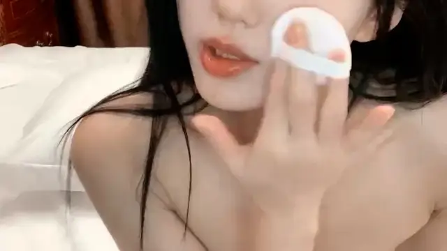 9分顏值極品女神！甜美性感又迷人！無毛頂級美穴，修長美腿高跟鞋，小舌頭舔假屌，插入美穴