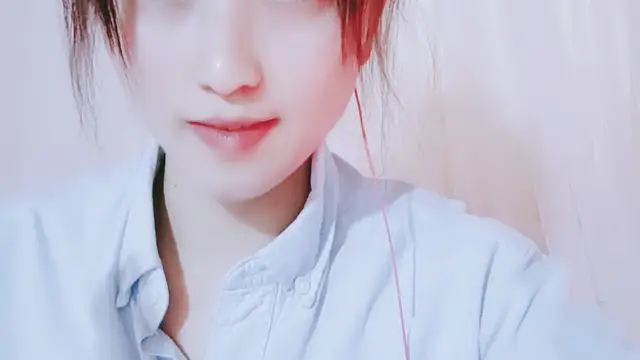 【禁漫直播】迷人的小少婦全程露臉大秀直播,在狼友的指揮下脫光,用黃瓜抽插騷穴掰開給狼友看特寫,高潮噴尿呻吟可射