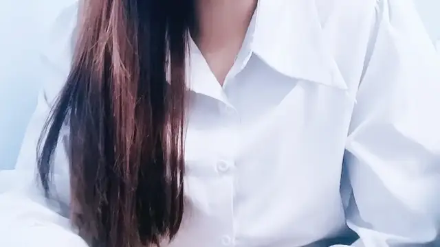 【禁漫直播】甜美風騷誘人的小老闆娘一個人陪狼友嗨,全程露臉大秀直播,自己揉奶摳逼玩的好刺激,瘋狂抽插高潮噴水真騷