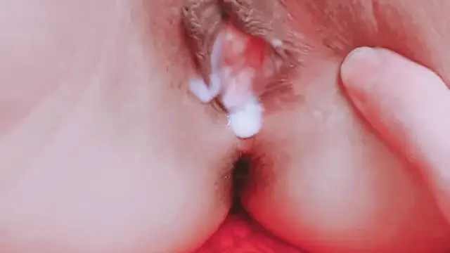 【禁漫直播】極品淫蕩嬌娃,床上的性感尤物,全程露臉在床上讓三個男人玩弄,叫著爸爸被大哥蹂躪抽插,射逼射嘴喝尿吞精