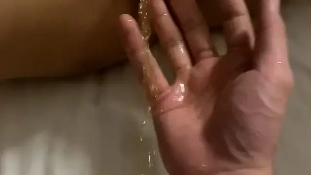 在特殊愛好者論壇內，這個少婦的老公聯絡到的我，他說自己走綠帽情節，希望我操他老婆，然後拍影片給他看